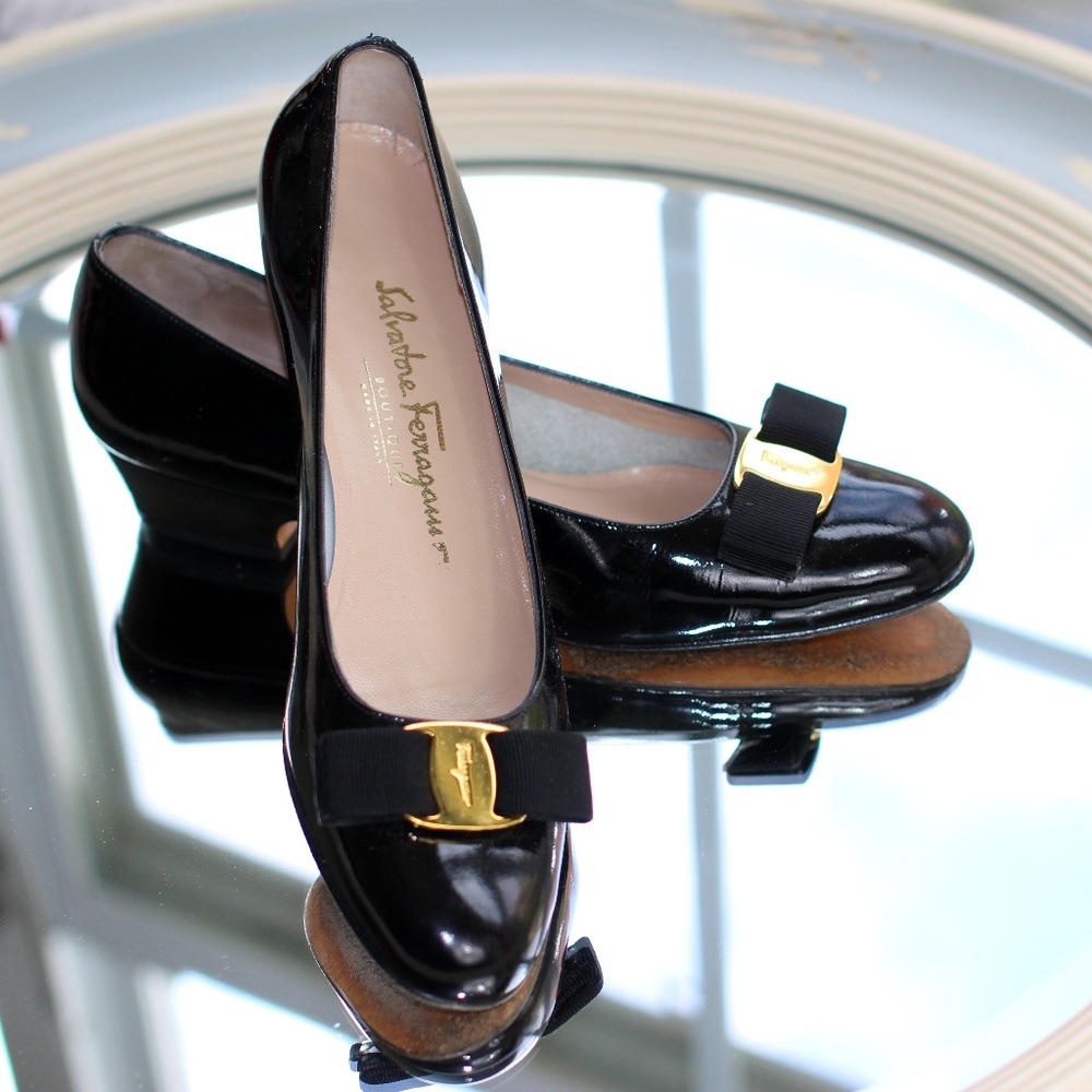 Salvatore Ferragamo Vara 1 Patent Bow Pump, Nero